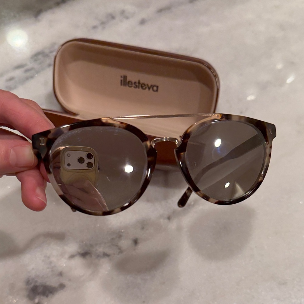 Illesteva puglia Tortoise Shell Round Sunglasses - Brown Gradient Lenses
